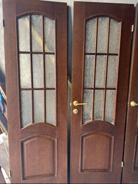 Двері з натурального дерева.