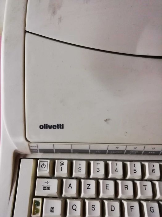 Máquina de escrever Olivetti Linea 101