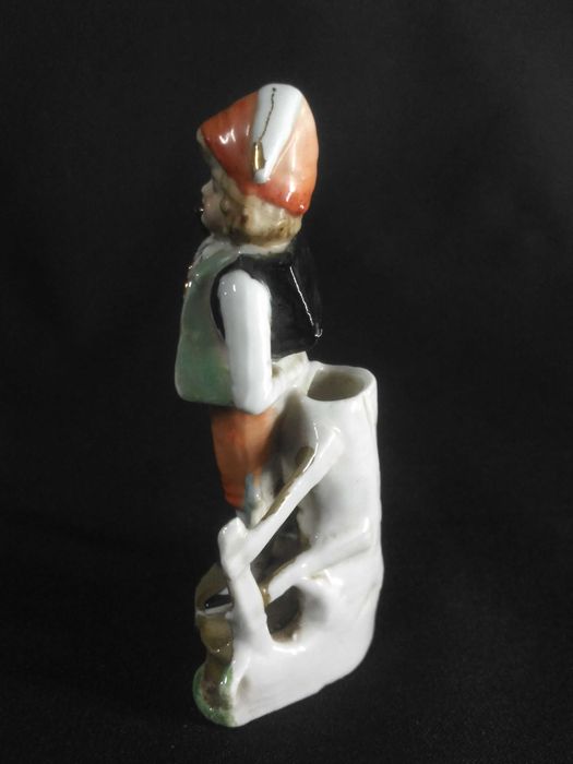 Figura de menino em biscuit