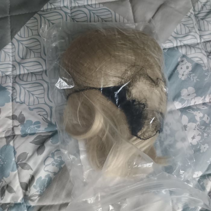 Peruka damska ,blond z grzywką,nowa