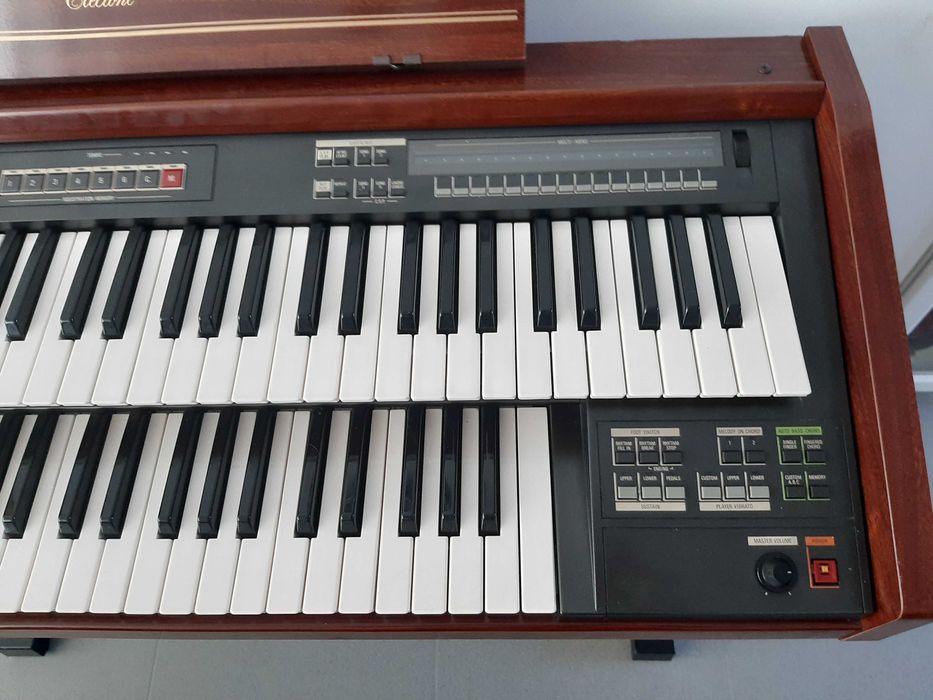 Orgão eletronico Yamaha MC200 com 2 teclados, em otpimo estado.