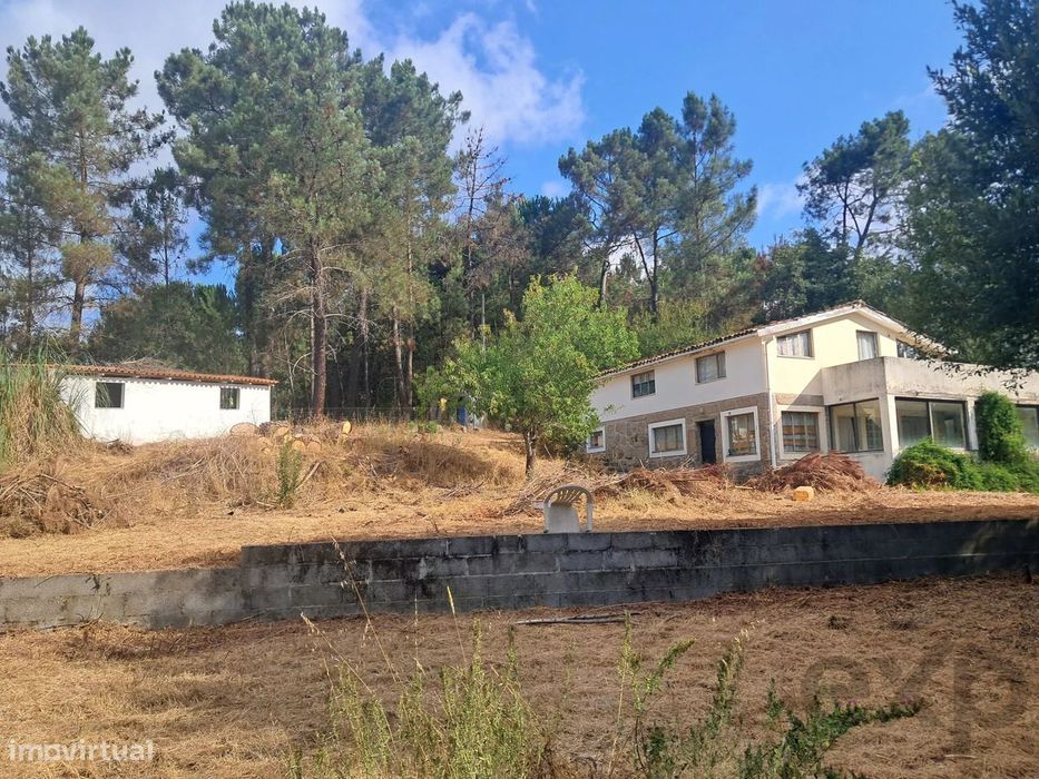 T2 Storage House with 3,000 m² of land and total privacy, located