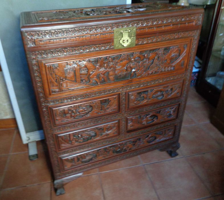 Móvel oriental tipo cómoda em cânfora