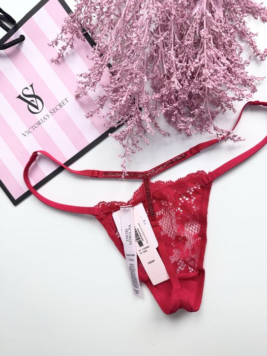 Czerwne stringi z kryształkami Victoria’s Secret