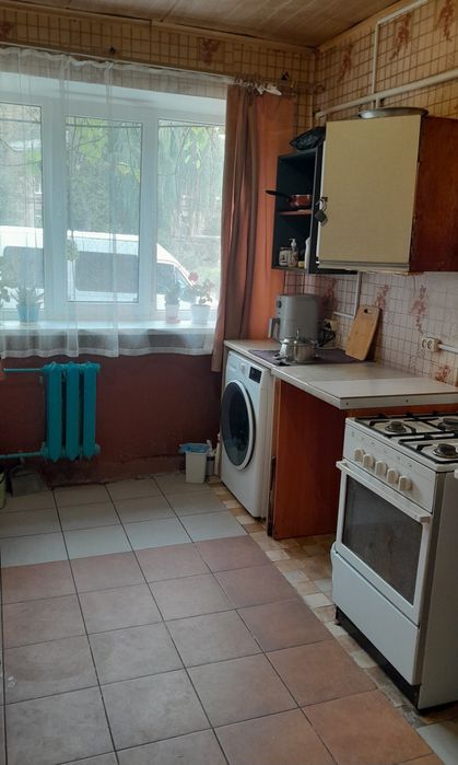 Продам затишну кімнату в гуртожитку, район ТРЦ Київ з меблями.