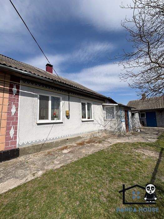 Продається частина будинку у хорошому районі.