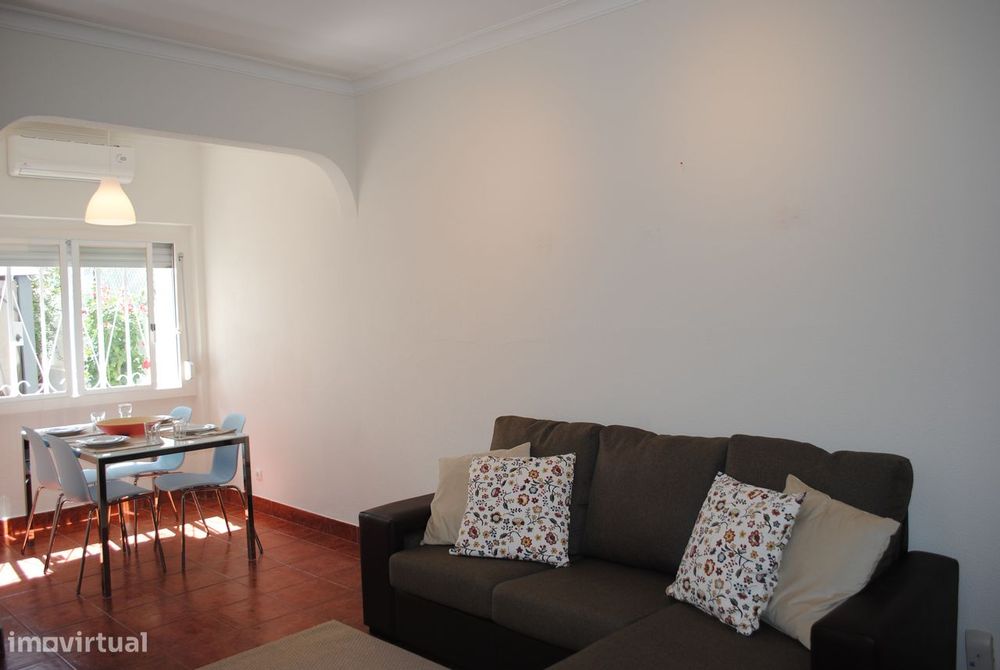 Apartamento T2 com terraço em Linda-a-Velha