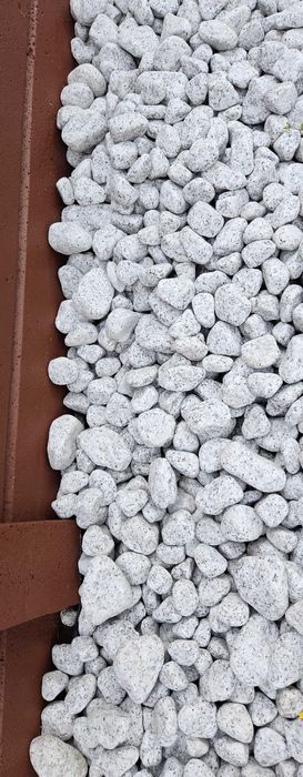 Kamienie granitowe otaczane rozne frakcje  ozdobny