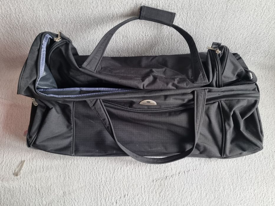 torba, walizka podróżna na kołkach