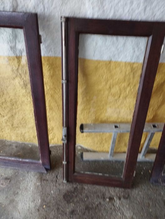 Janelas e porta em madeira