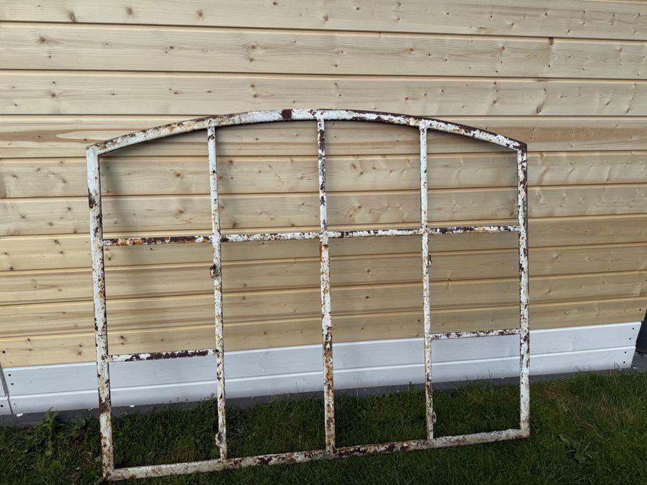 Stare solidne okna żeliwne