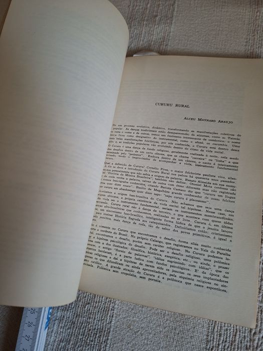 Livro sobre cultura popular do Brasil. O Folclore