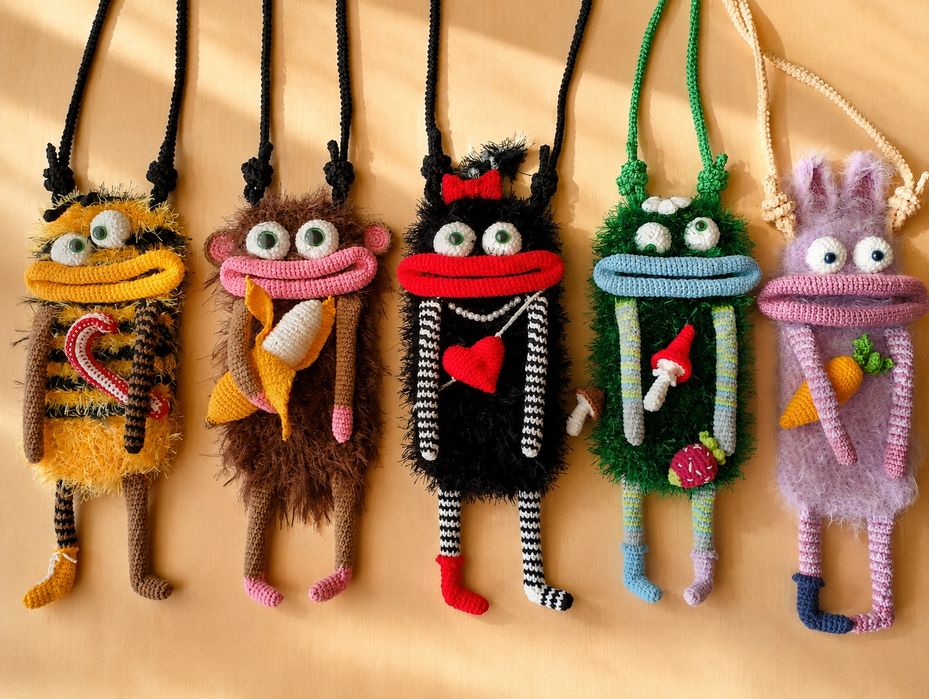 В'язана сумочка монстрик для мобільного телефону  через плече / handmade