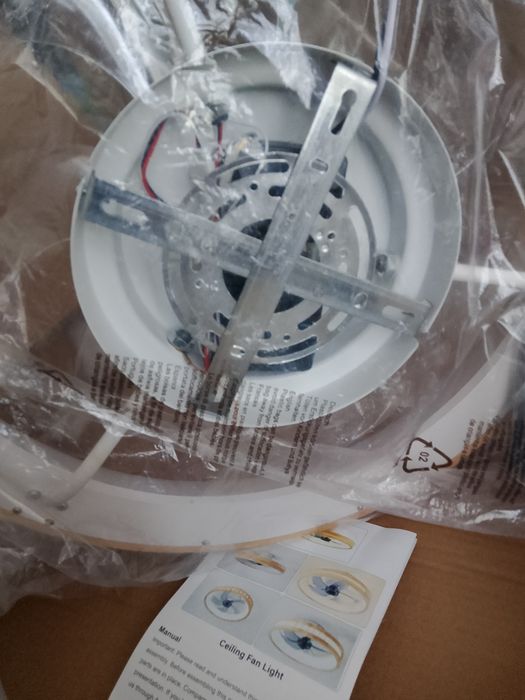 Lampa sufitowa z wiatrakiem