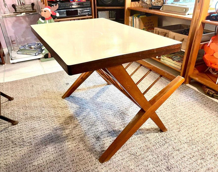 Mesa de apoio com revisteiro integrado, estilo Mid-Century Modern