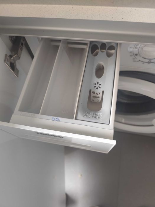 Máquina de lavar Zanussi com 3 anos de uso