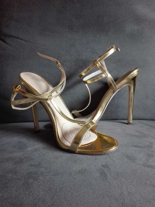 Sandálias douradas ASOS (altura salto: 11cm). Simples e elegantes.