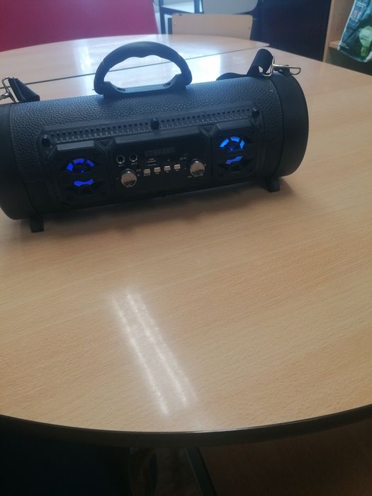 Coluna de som com rádio