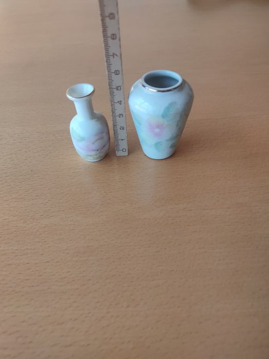 Pequenas jarras em cerâmica.