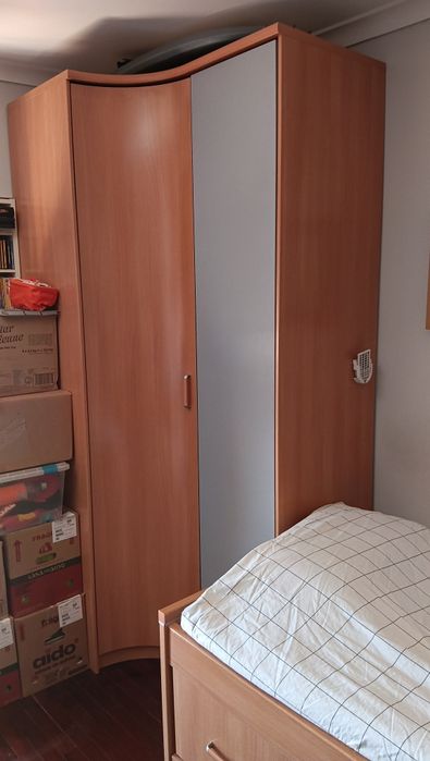 Cama e roupeiro de solteiro