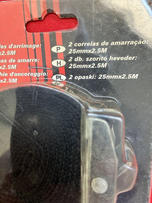 Conjunto de duas correias de amarração pretas.