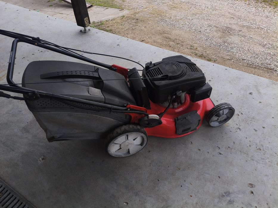 Kosiarka spalinowa z napędem i rozrusznikiem.