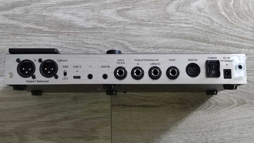 Gitarowy procesor „Donner Arena 2000”.