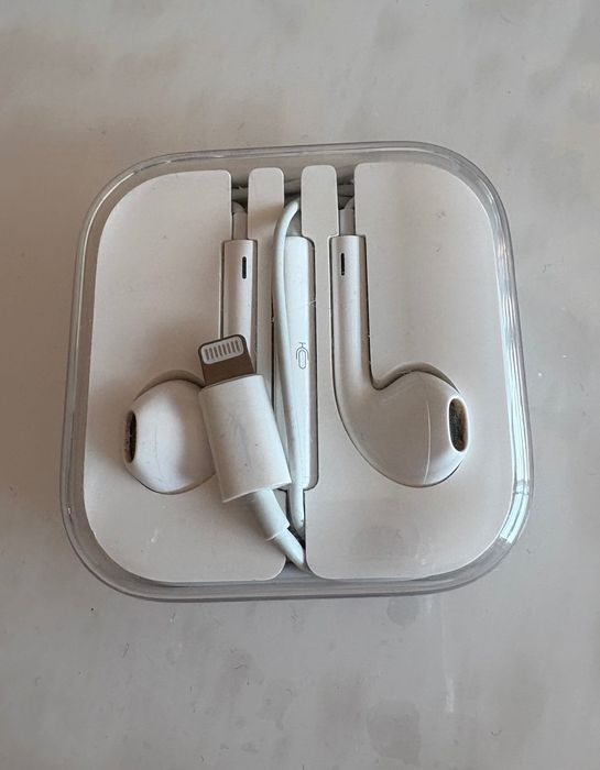 EarPods Apple com conector Lightning (até iPhone 13) - COMO NOVOS !