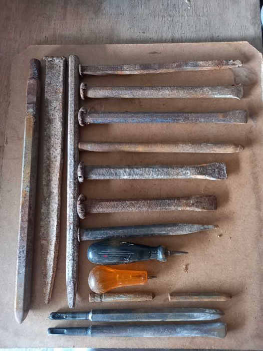 Vendo ferramentas antigas
