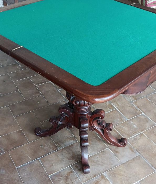 Mesa de jogo pe de galo.