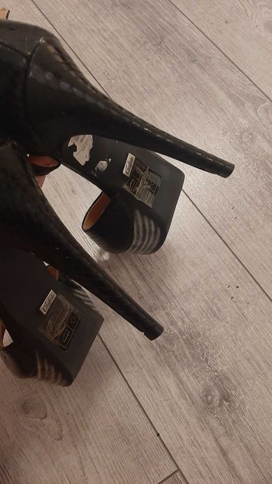 Szpilki Buffalo nowe