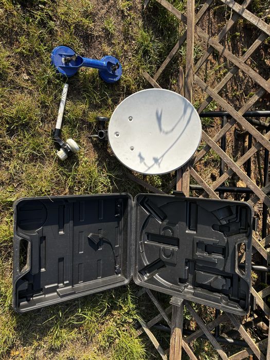Antena satelitarna samochodowa z konwerterem, przyssawką i walizką