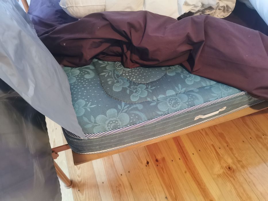 Cama vintage com estrutura em aço