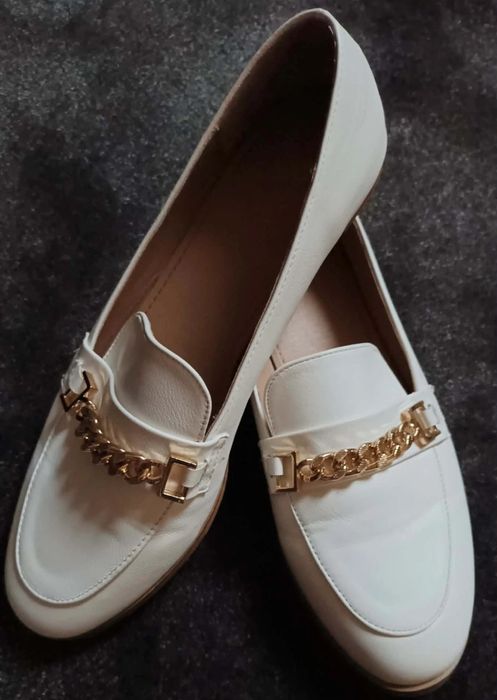 Pantofle, mokasyny,  buty z łańcuszkiem  Dee Zee