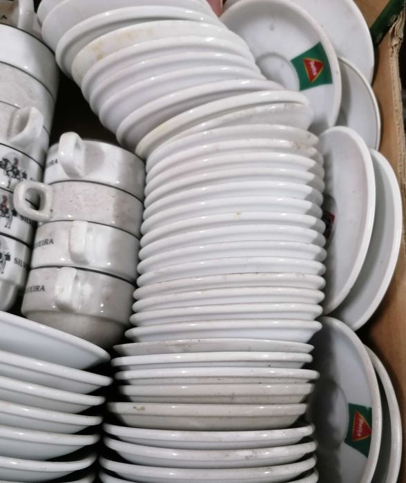 Chávenas e pires, com logos de marcas, o lote todo por 5€