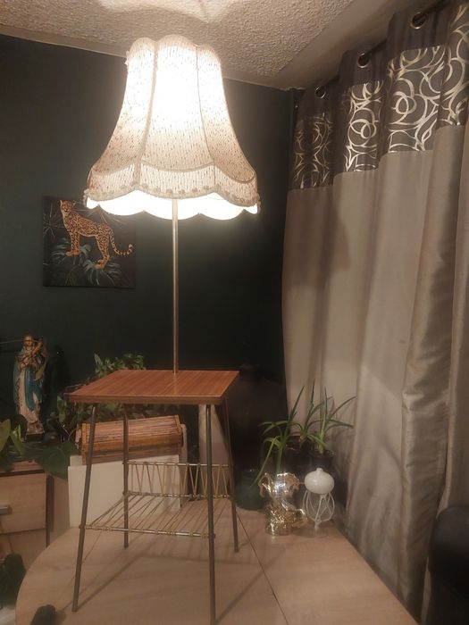 Lampa stojąca że stolikiem i gazetnikiem  PRL