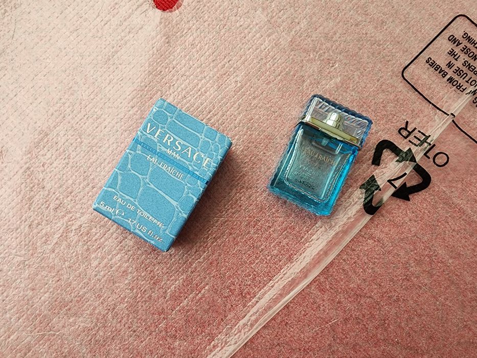 Versace Man Eau Fraiche/Коробочки и флаконы
Туалетна вода