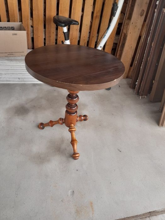 Okrągły stolik na drewnianej podstawie.