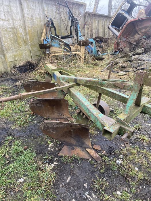 Продаю плуг трех корпусний