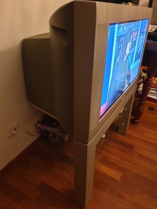 TV 32 polegadas + movel tv grundig