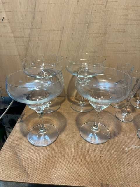 copos de cocktail estilo margarita em vidro