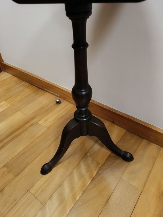 Pequena mesa antiga de apoio restaurada estilo séc XVll com pé de galo em madeira maciça de mogno