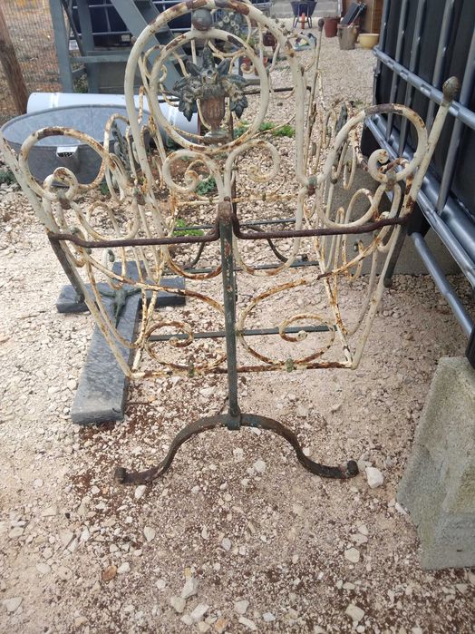 Berço de metal antigo com balanço