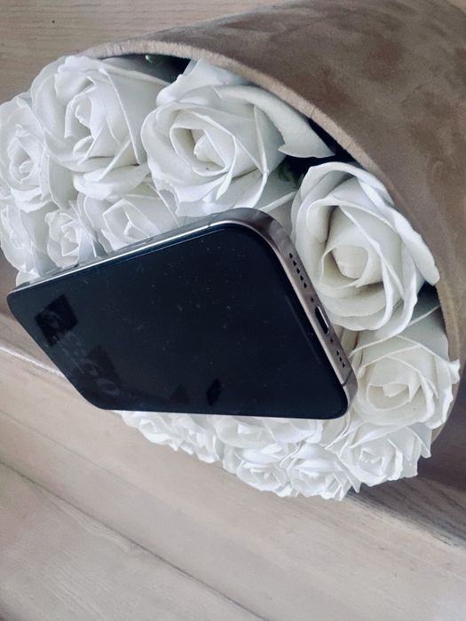 Iphone 16 Pro w stanie bardzo dobrym stanie