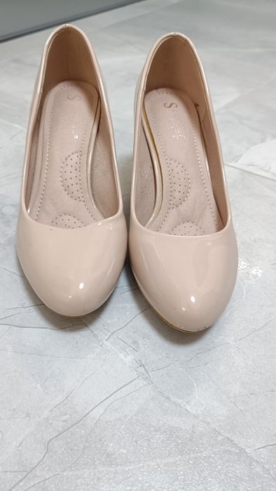 Buty beżowe lakierki 37
