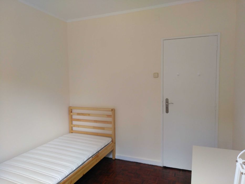 Arrenda-se QUARTO individual em CARCAVELOS