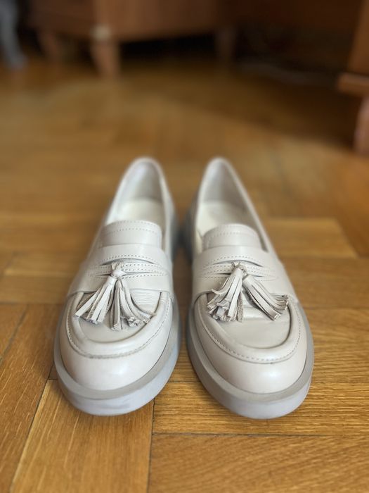 осінні лофери, туфлі бежевого кольору