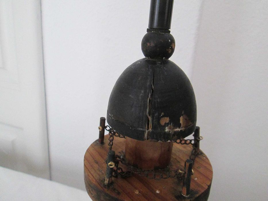 Candeeiro de mesa em forma de farol