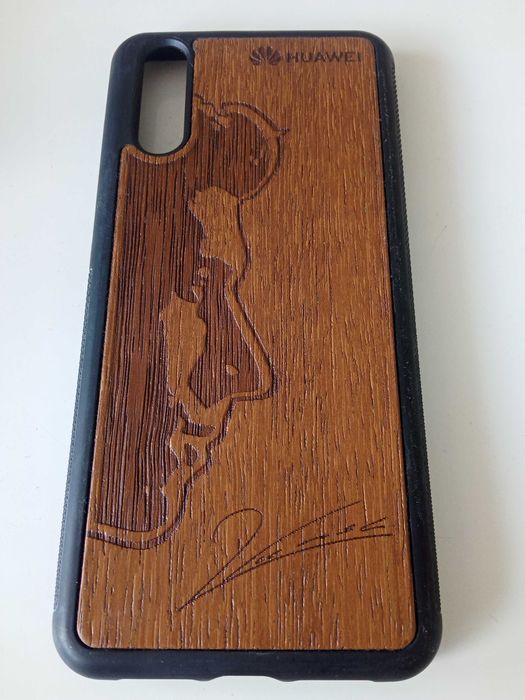 Etui z drewna do Huawei P20 z wizerunkiem Roberta Lewandowskiego.