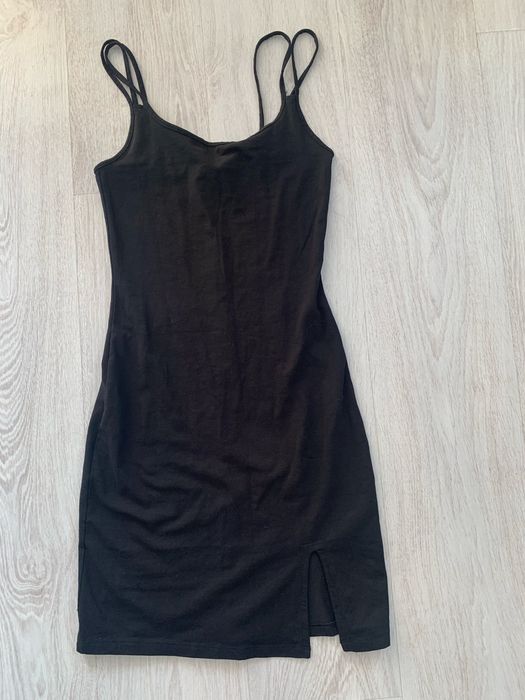 Mała czarna na ramiączkach